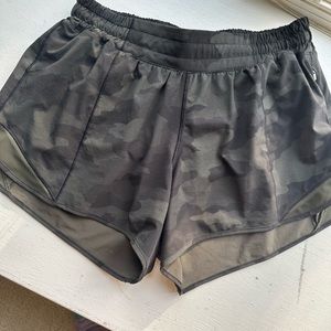 EUC Lululemon Hotty Hot shorts 4”